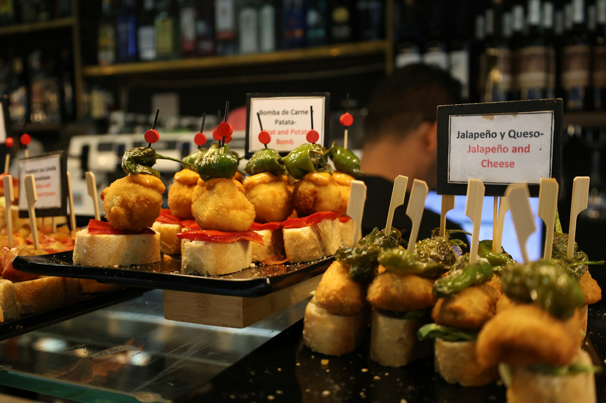 Spanische Pintxos und Tapas auf einer Bartheke