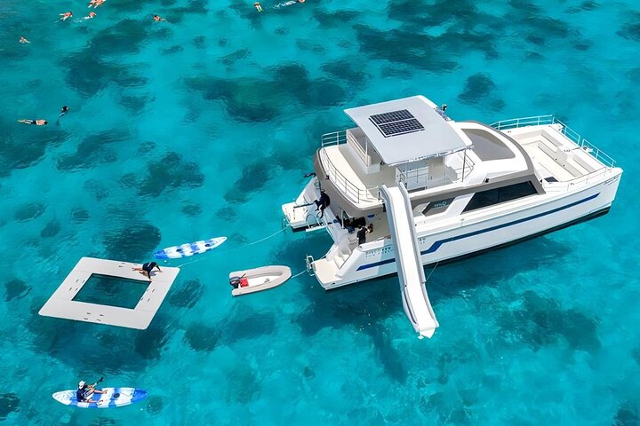 Catamaran de luxe Indigo au mouillage près des îles Phi Phi