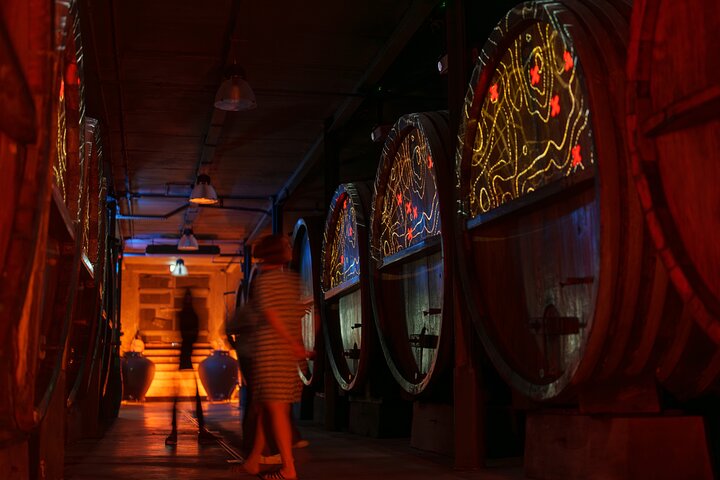 Toneles de roble en una bodega histórica alsaciana