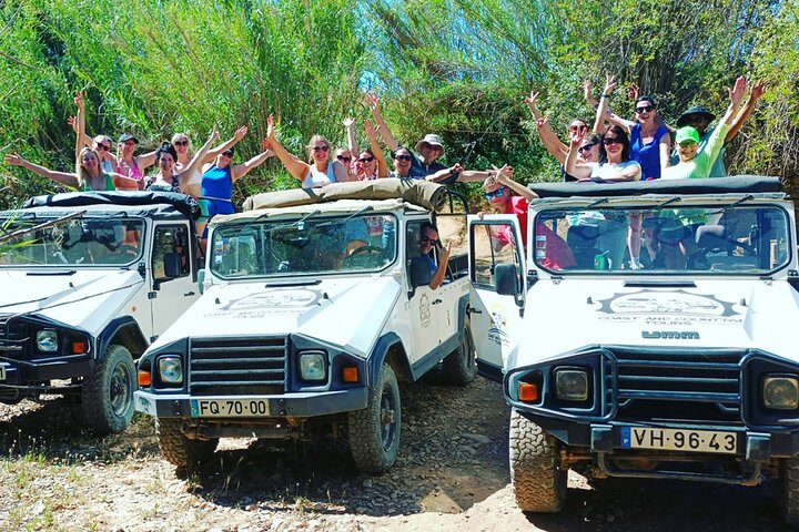 Jeep decappottabile su una pista dell'entroterra montuoso dell'Algarve