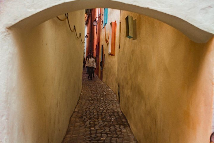 Strada acciottolata e facciate colorate del centro storico di Brasov in Transilvania