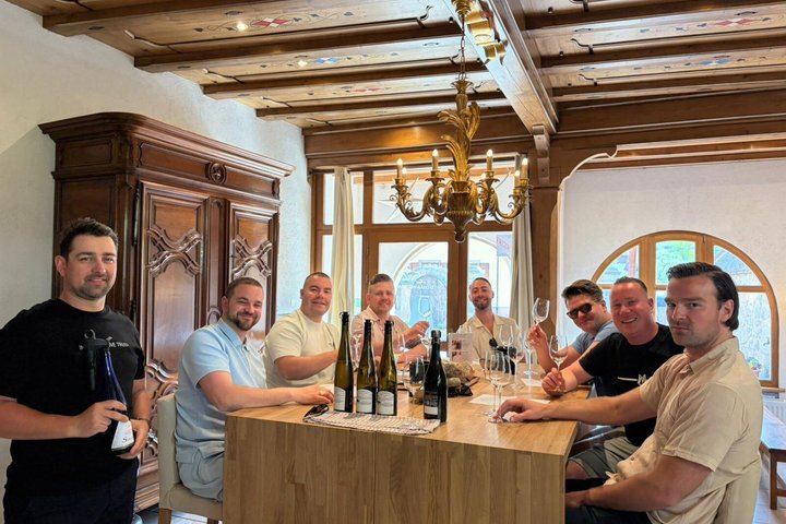 Degustación de vino en un pueblo de la ruta del vino de Alsacia
