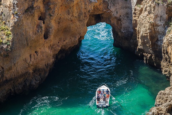 Veicolo privato climatizzato lungo le falesie della costa dell'Algarve
