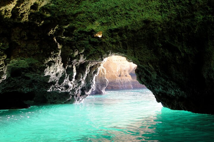 Barca ai piedi delle falesie e grotte di Ponta da Piedade a Lagos