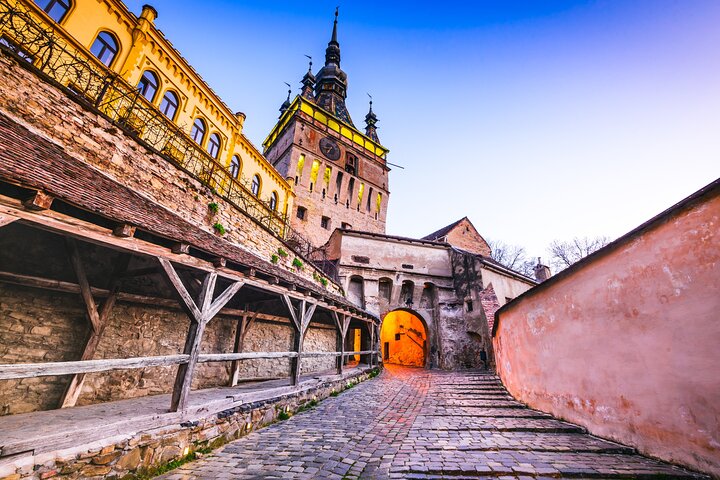 Vicolo acciottolato e case colorate della cittadella di Sighisoara in Transilvania