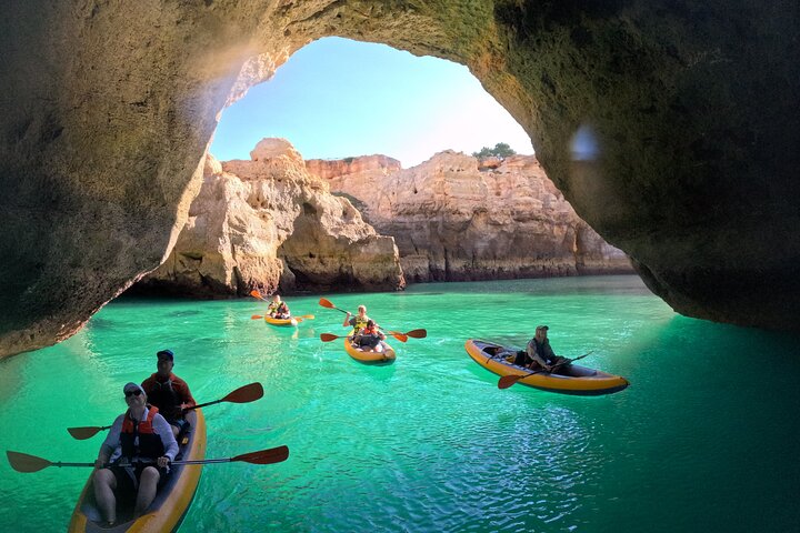 Kayak in avvicinamento all'ingresso della grotta di Benagil dalla spiaggia di Carvalho
