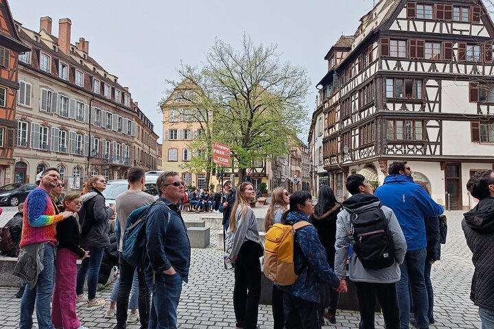 Guía y visitantes frente a la catedral de Estrasburgo durante una visita privada