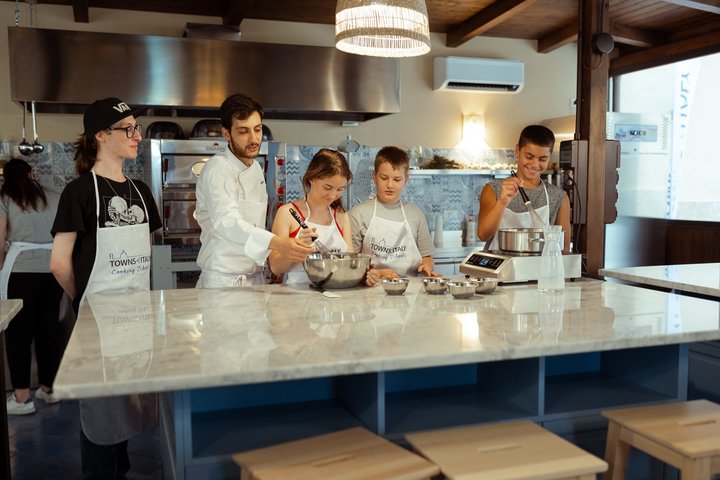 Pizza e gelato preparati durante il corso di cucina Towns of Italy a Palermo
