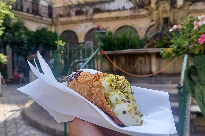 Guida foodie Do Eat Better davanti ai banchi di street food a Palermo