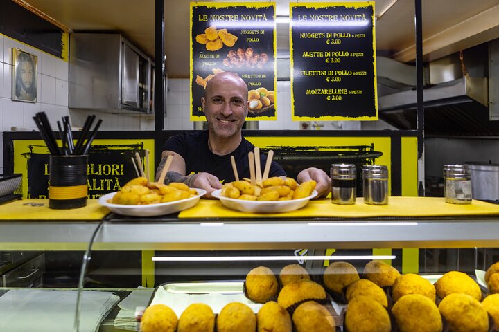 Degustazione di street food al mercato Ballarò durante il tour Eating Europe a Palermo