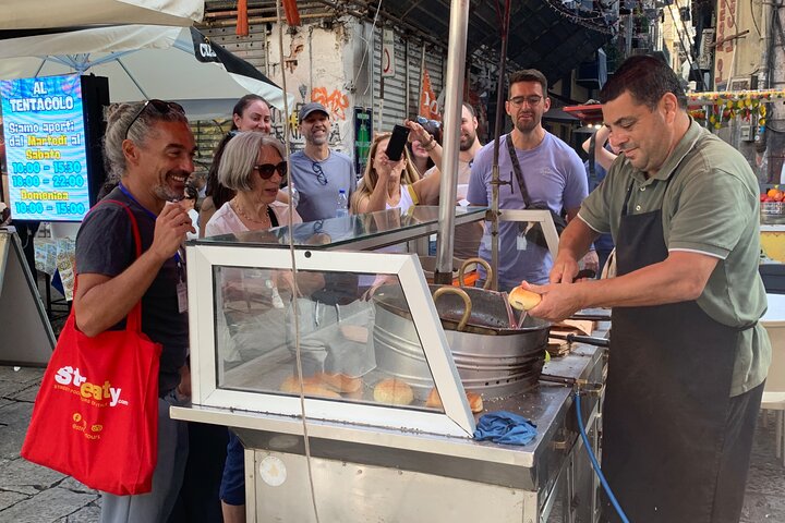 Banchi colorati del mercato durante il tour street food tutto compreso di Streaty a Palermo