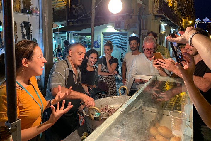 Vucciria animata la sera durante il tour notturno Streaty a Palermo