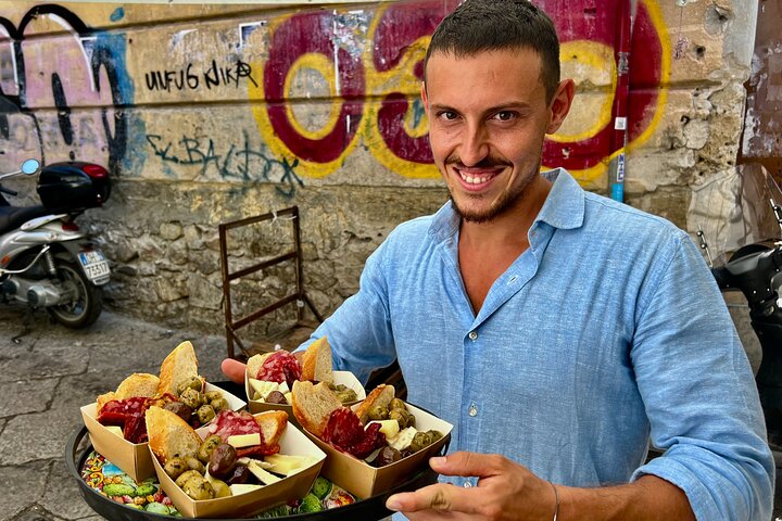 Degustazioni di arancine e cannoli durante il tour gastronomico Secret Food Tours a Palermo