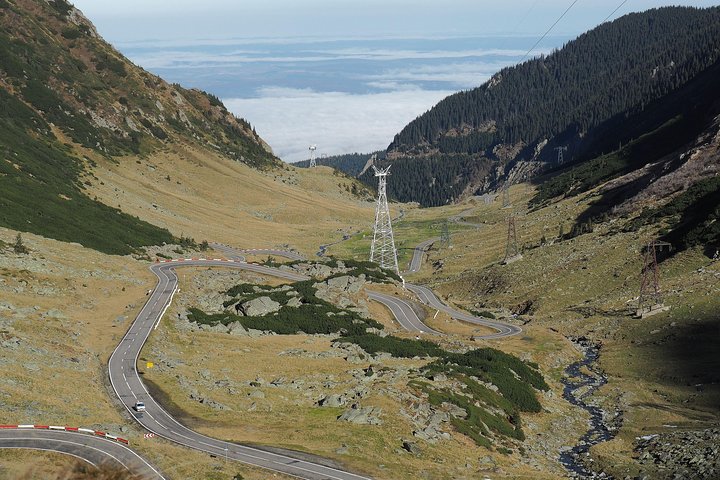 Strada tornante del Transfagarasan che attraversa i Carpazi romeni