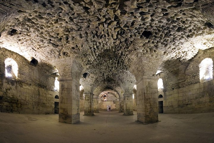 Small-group Game of Thrones tour with Diocletian's cellar in Split