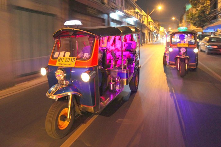 Bangkok de nuit en tuk-tuk : temples, marchés et street-food – Sortie 1 de la station BTS Krung Thon Buri (ligne verte), Bangkok, Thaïlande (photo 1)