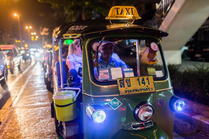 Bangkok de nuit en tuk-tuk : temples, marchés et street-food – Sortie 1 de la station BTS Krung Thon Buri (ligne verte), Bangkok, Thaïlande (photo 2)