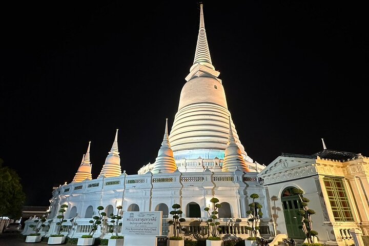 Bangkok de nuit en tuk-tuk : temples, marchés et street-food – Sortie 1 de la station BTS Krung Thon Buri (ligne verte), Bangkok, Thaïlande (photo 3)