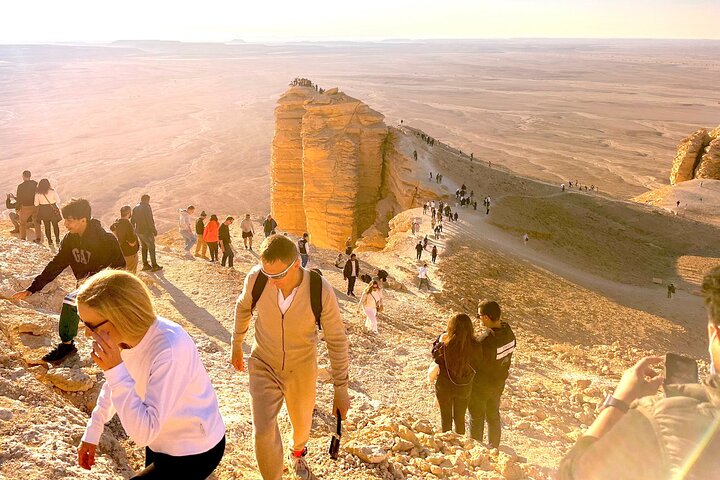 Bord du monde au coucher du soleil et réserve de gazelles, en 4x4 – Station de métro STC (ligne bleue), sortie 4, Al Wurud, Riyad 12216, Arabie saoudite (photo 1)