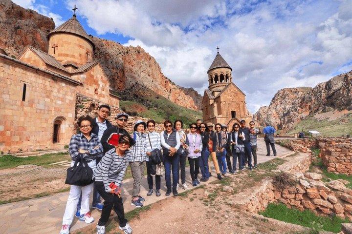 Khor Virap, Noravank et les caves d'Areni – Départ 96 Nalbandyan poxoc, Erevan (photo 1)