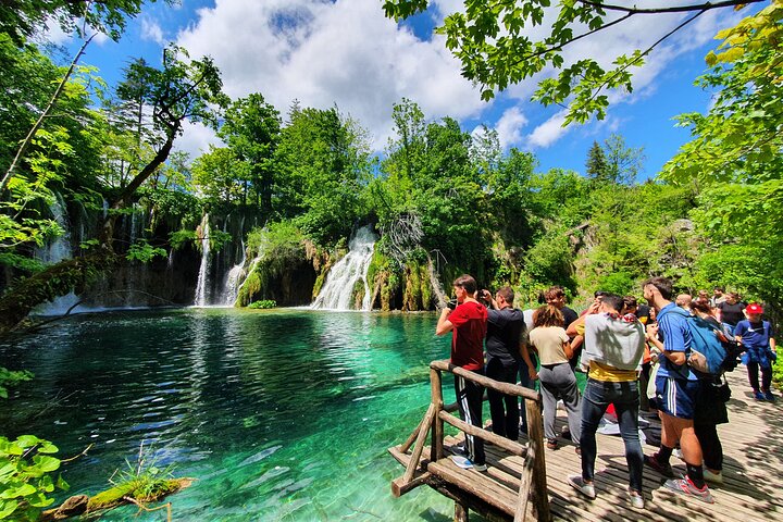 Lacs de Plitvice et village de Rastoke – Arrêt de bus face au Musée ethnographique, Trg Antuna, Ivana i Vladimira Mažuranića 14, 10000 Zagreb, Croatie (photo 1)