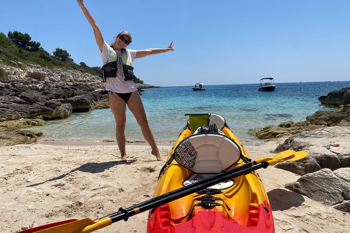 Les îles Pakleni en kayak, en autonomie – Plage de Bonj, face à l'hôtel Amfora, 21450 Hvar, Croatie (photo 1)
