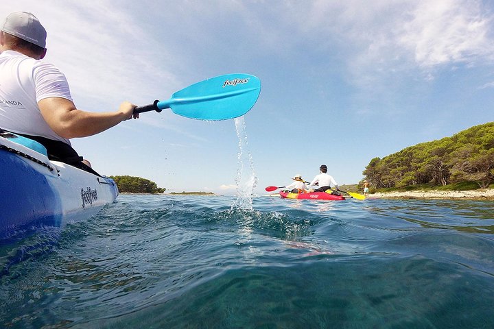 Les îles Pakleni en kayak, en autonomie – Plage de Bonj, face à l'hôtel Amfora, 21450 Hvar, Croatie (photo 2)