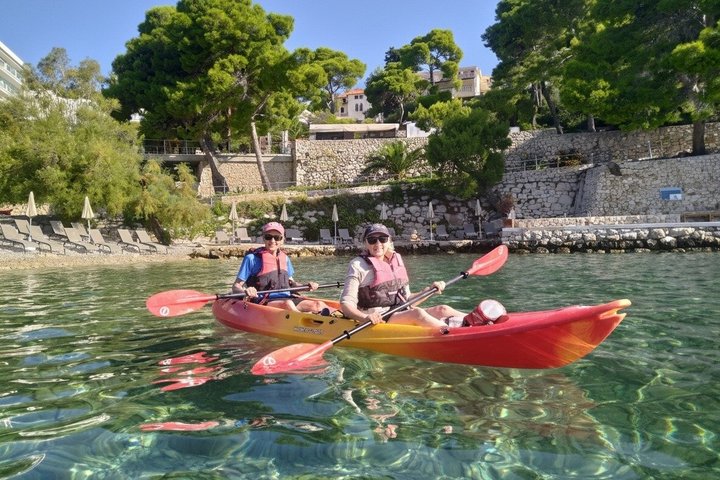 Les îles Pakleni en kayak, en autonomie – Plage de Bonj, face à l'hôtel Amfora, 21450 Hvar, Croatie (photo 3)