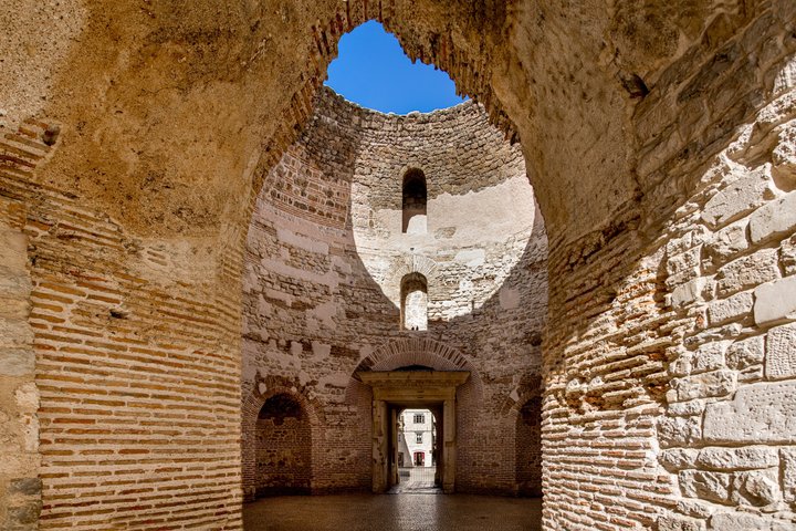 Split et le palais avec un maître en histoire – Porte en laiton, Obala Hrvatskog narodnog preporoda 22, 21000 Split, Croatie (photo 3)