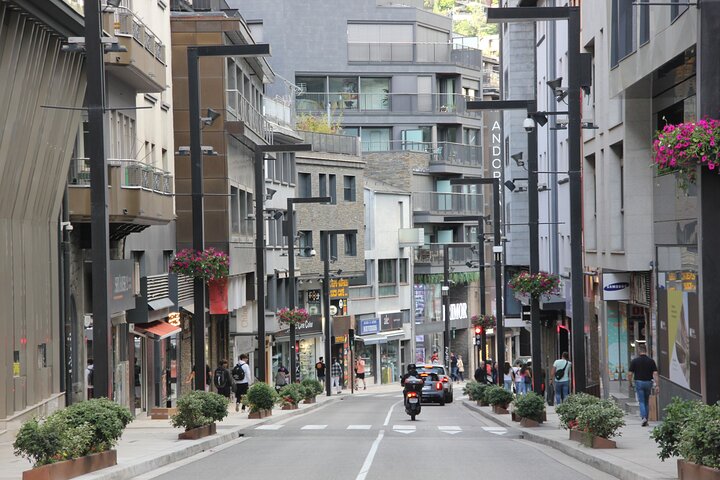 Visite privée d'Andorre-la-Vieille – Plaça de la Rotonda, AD500 Andorra la Vella, Andorre (photo 2)