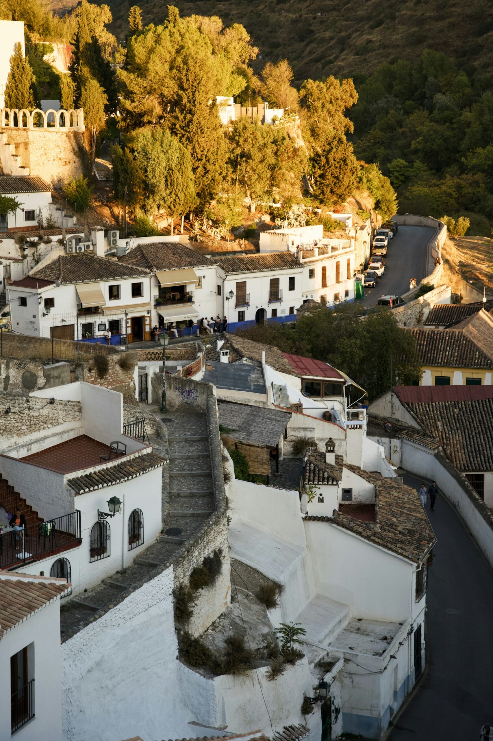 Callejuelas blancas del barrio del Albaicín, en la colina frente a la Alhambra