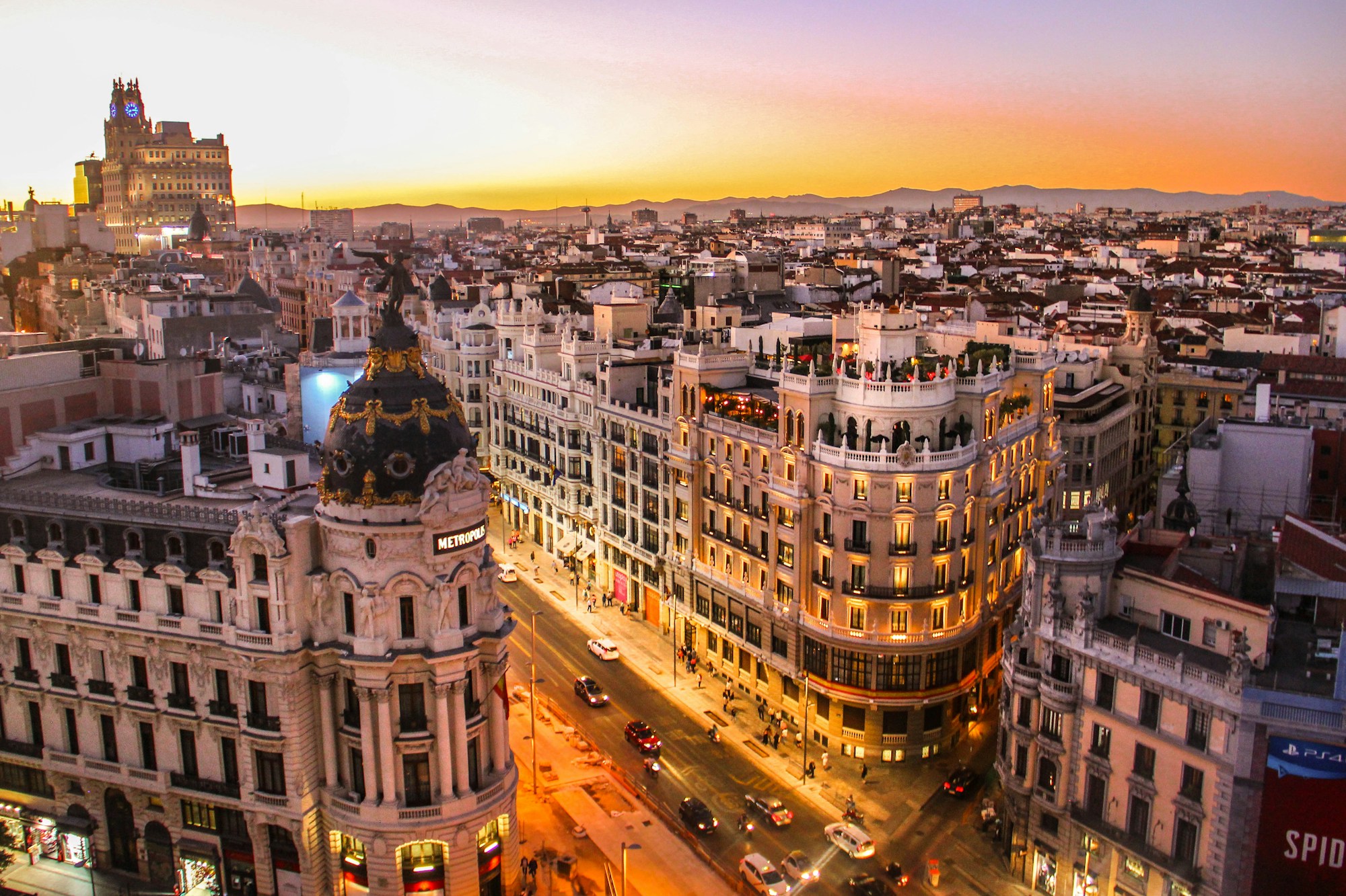El centro de Madrid al atardecer, ciudad que la Vuelta a España deja de lado para su llegada final en 2026