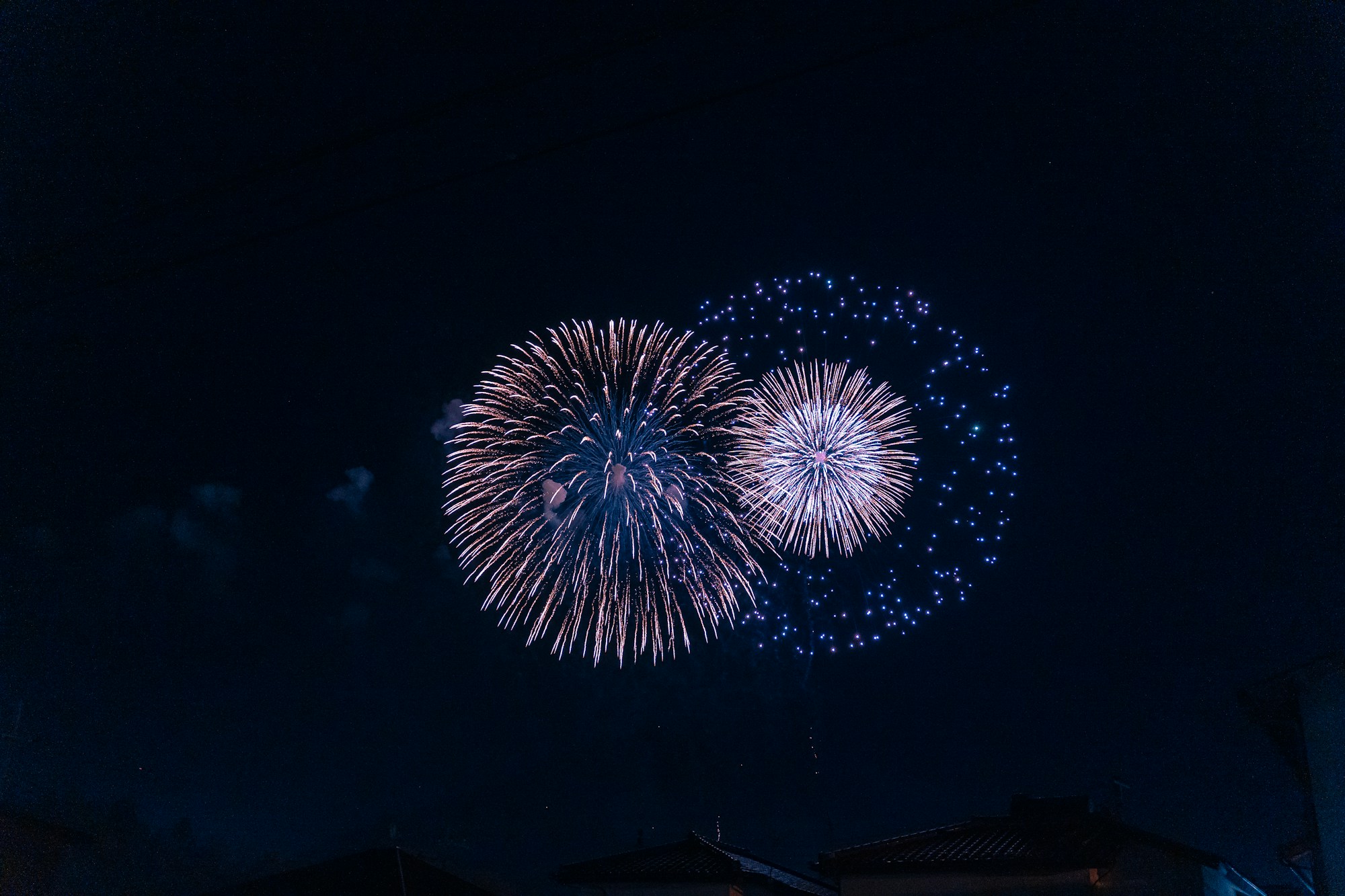Fuegos artificiales multicolores en el cielo nocturno, como los de los días 15 y 21 de septiembre en el Wurstmarkt