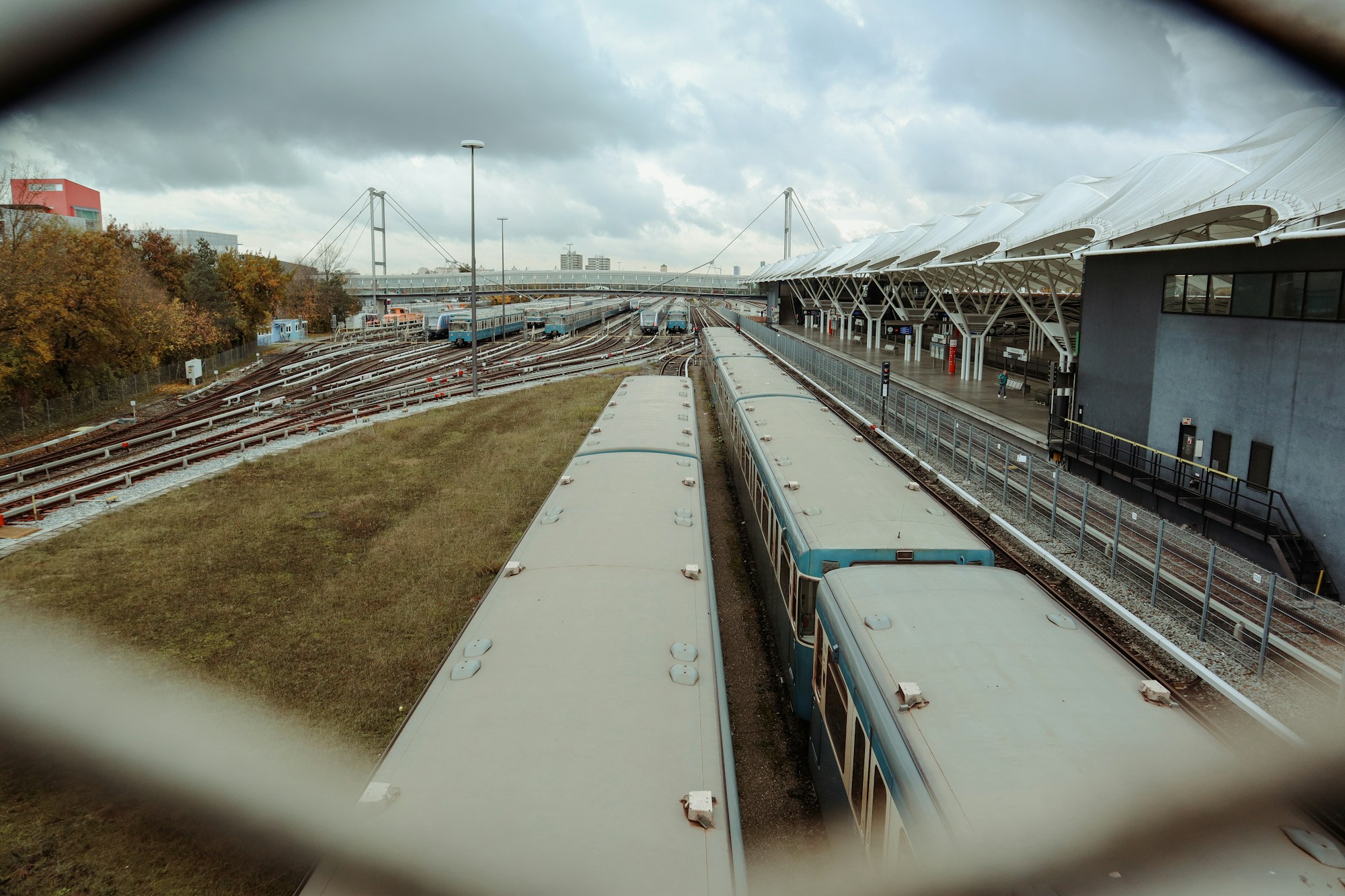 Tren alemán en un andén de estación, como los que unen Mannheim con Bad Dürkheim durante el Wurstmarkt