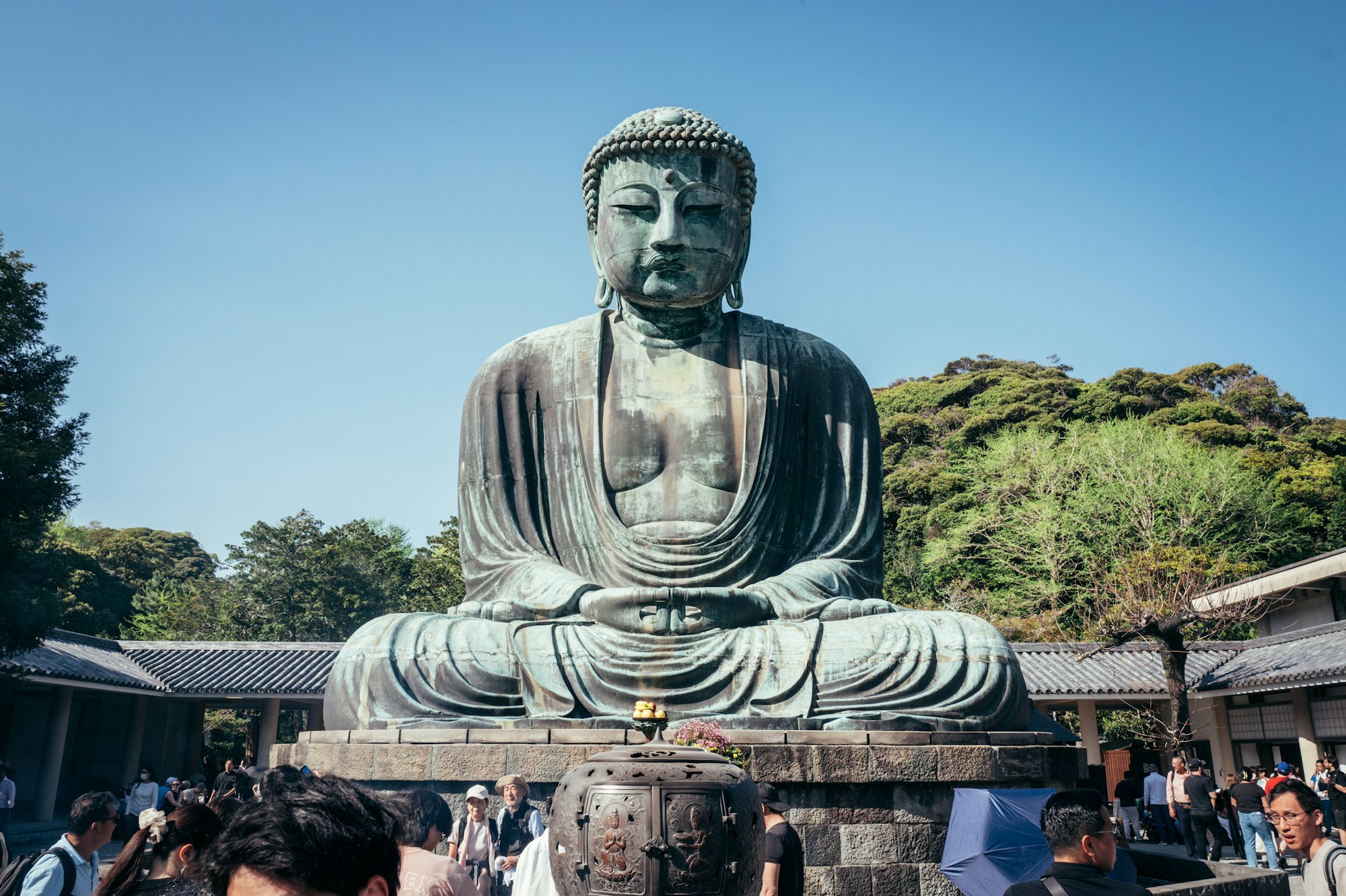 Grand Bouddha de Kamakura (Daibutsu) au temple Kotoku-in, statue en bronze en plein air