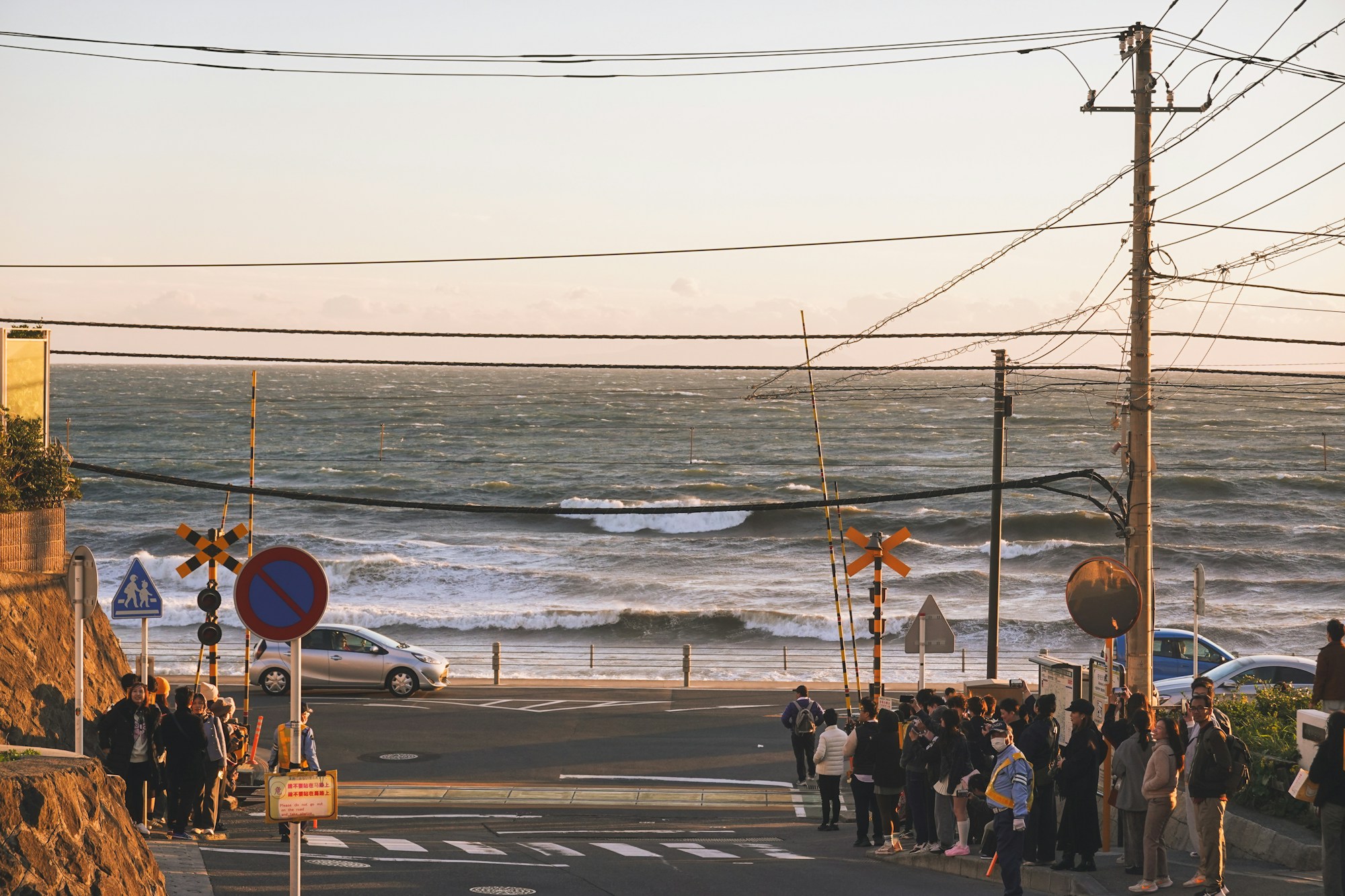 Passage à niveau de la gare de Kamakurakoukou-mae, lieu très photographié à Kamakura