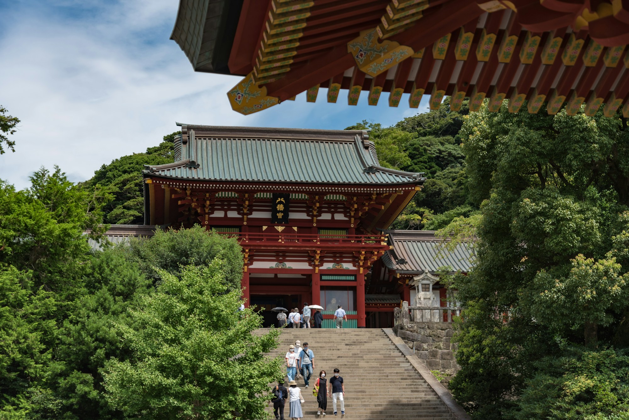 Bâtiment du sanctuaire Tsurugaoka Hachimangu à Kamakura, toit rouge traditionnel