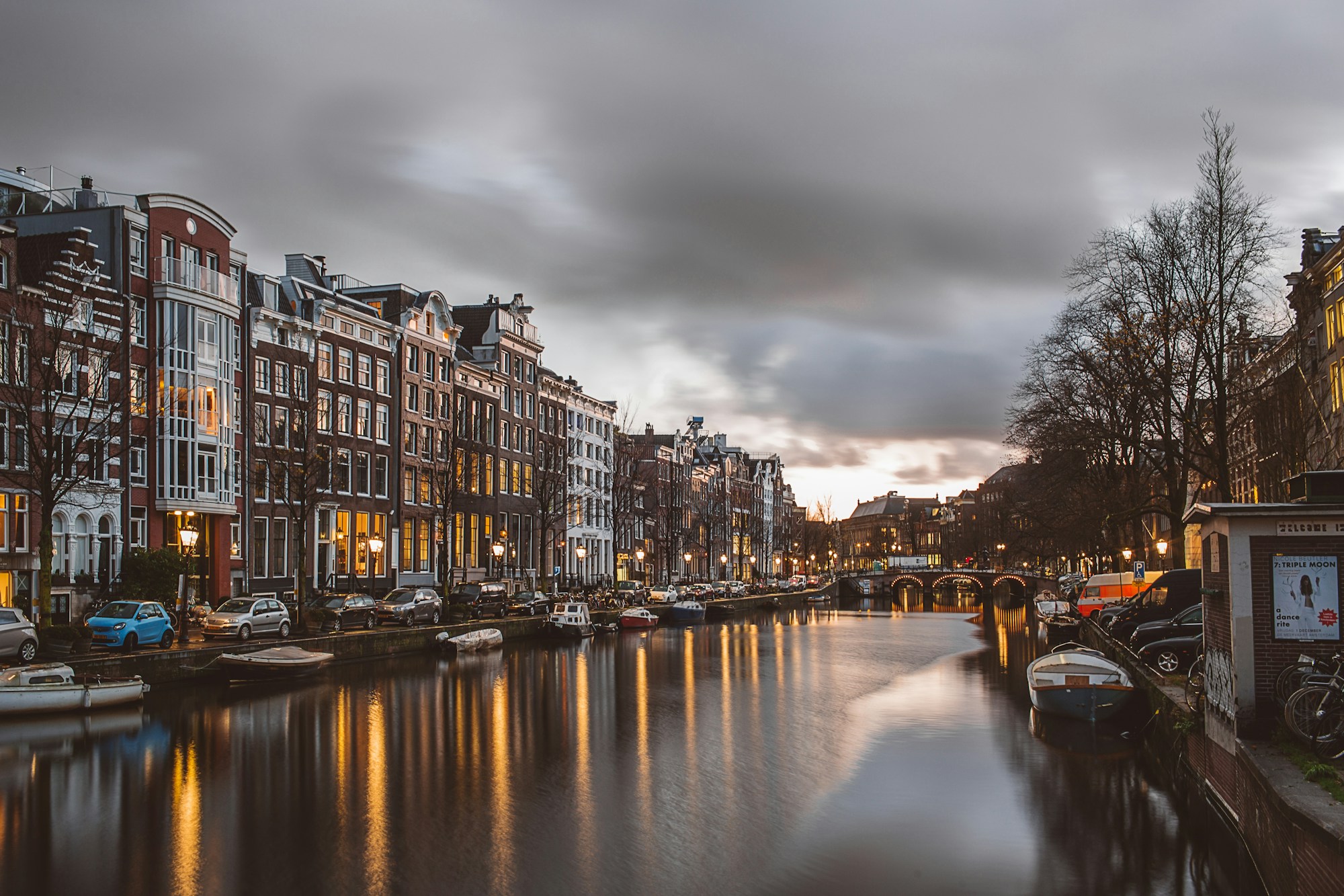 Amsterdamer Kanal mit historischen Häusern in der Abenddämmerung