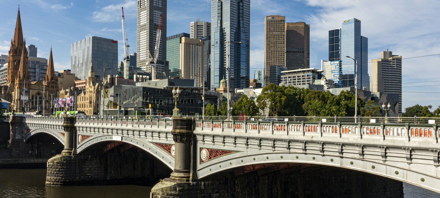 Melbourne skyline and Yarra River in the southern summer
