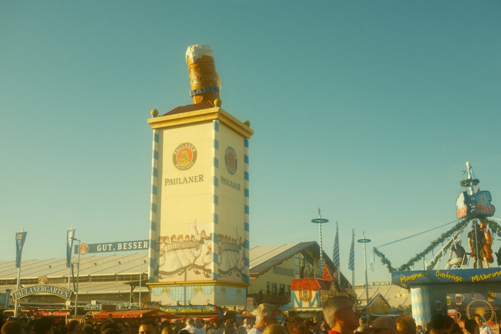 Ambiance de fete foraine et tente a biere geante lors d'une grande fete de la biere en Allemagne