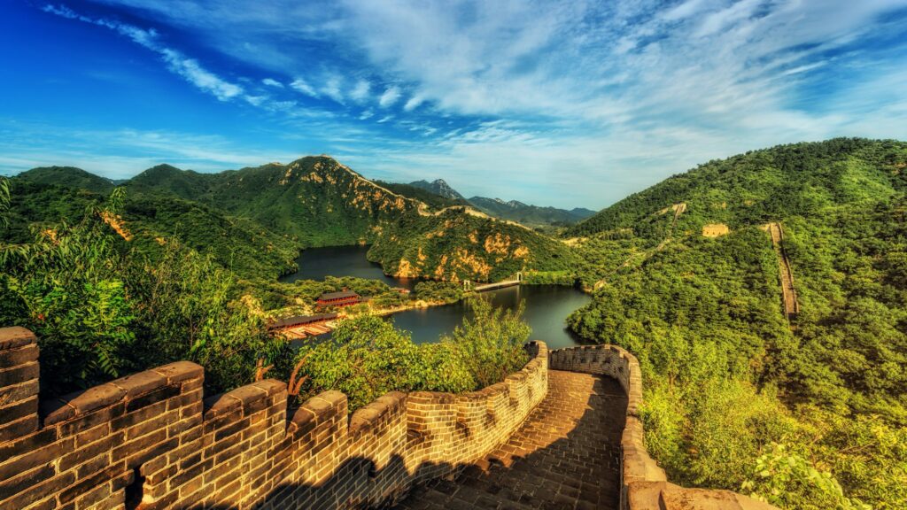 La Grande Muraille de Chine sous un ciel dégagé d'automne