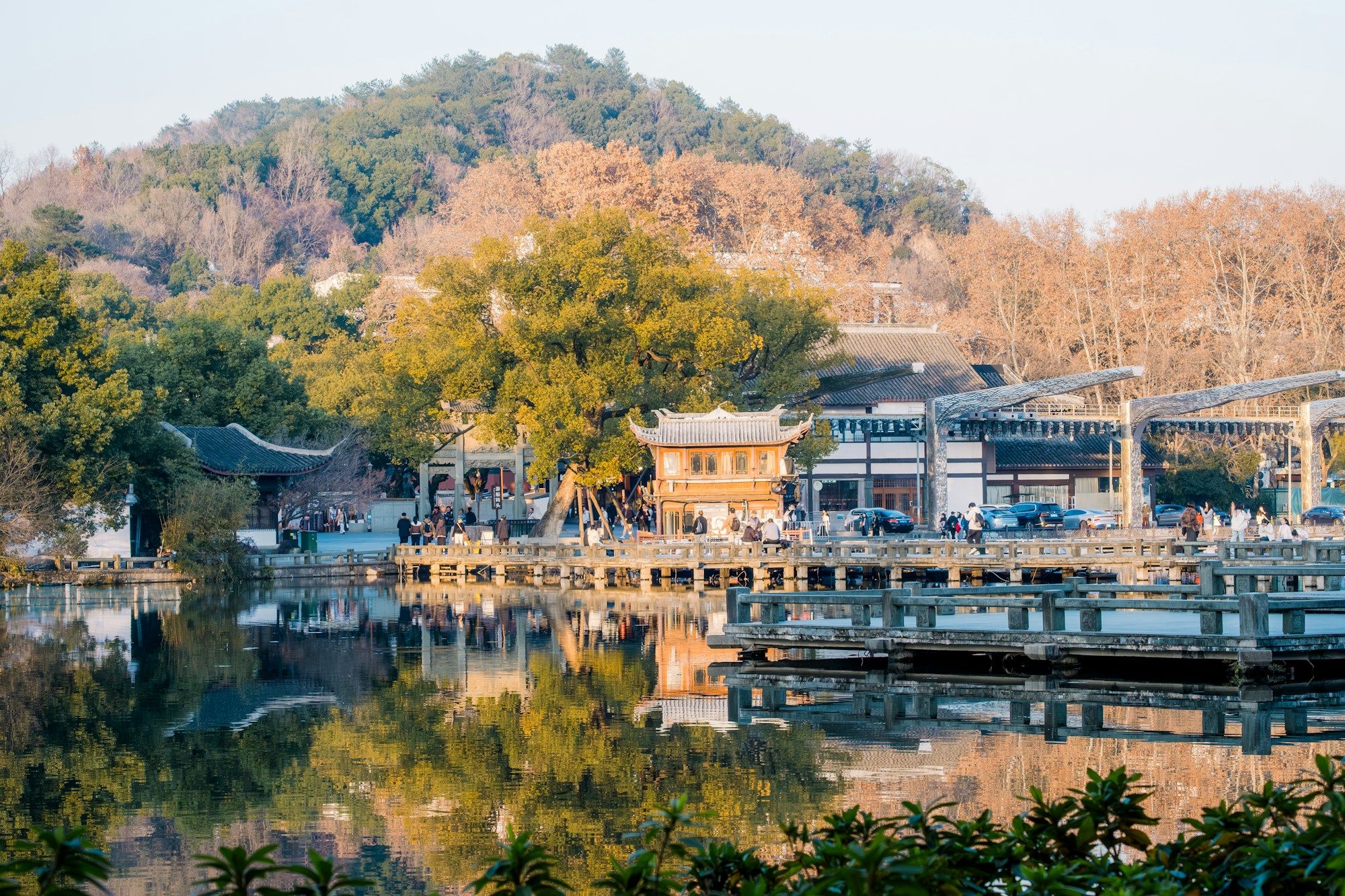 Der Westsee in Hangzhou, eine Pagode spiegelt sich im ruhigen Wasser