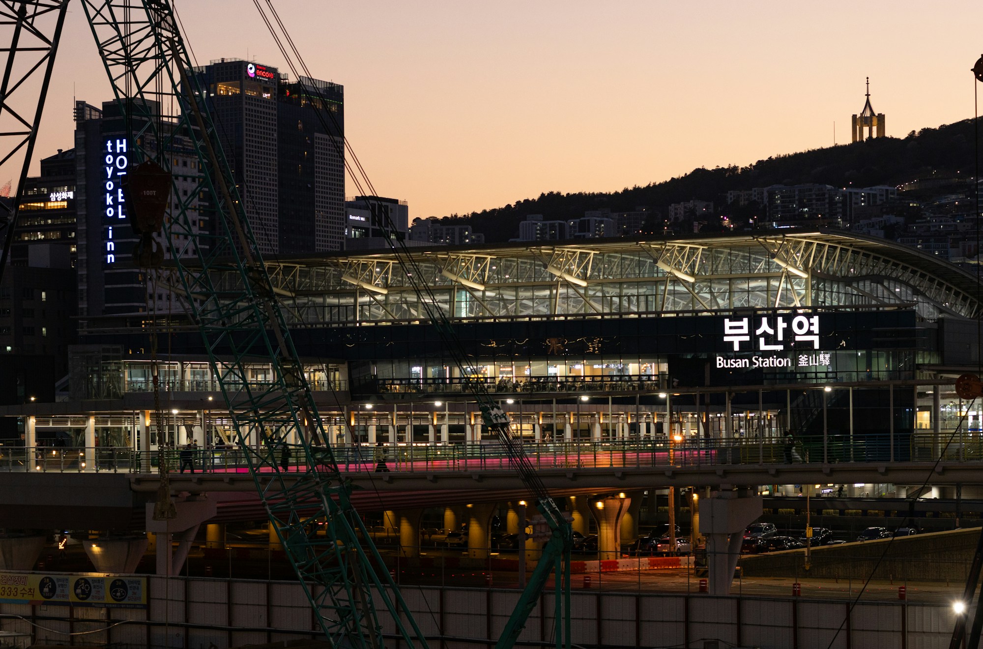 Estación de Busan iluminada al atardecer, punto final del éxodo ferroviario de Chuseok