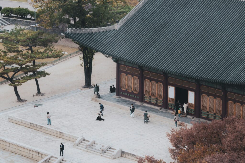 Foule rassemblee dans la cour du palais Gyeongbokgung a Seoul, ambiance de fete traditionnelle