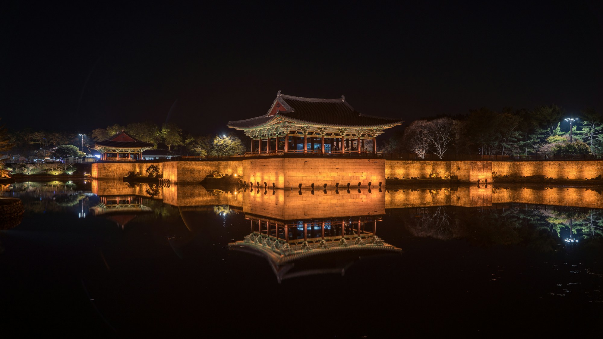 Palacio Donggung y estanque Wolji iluminados en Gyeongju, antigua capital del reino de Silla
