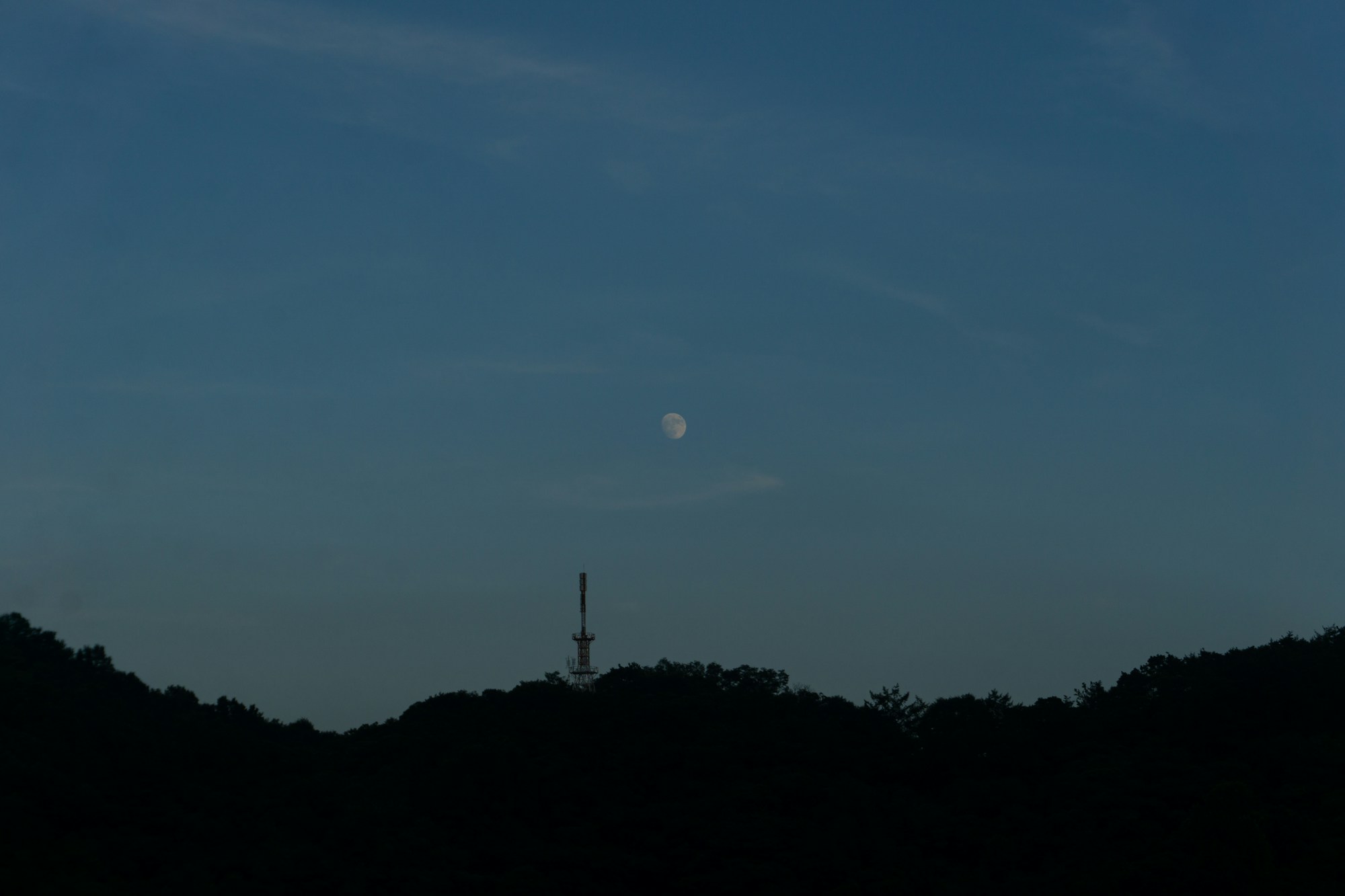 Luna llena de otoño en el cielo nocturno, día de Chuseok en el calendario lunar coreano