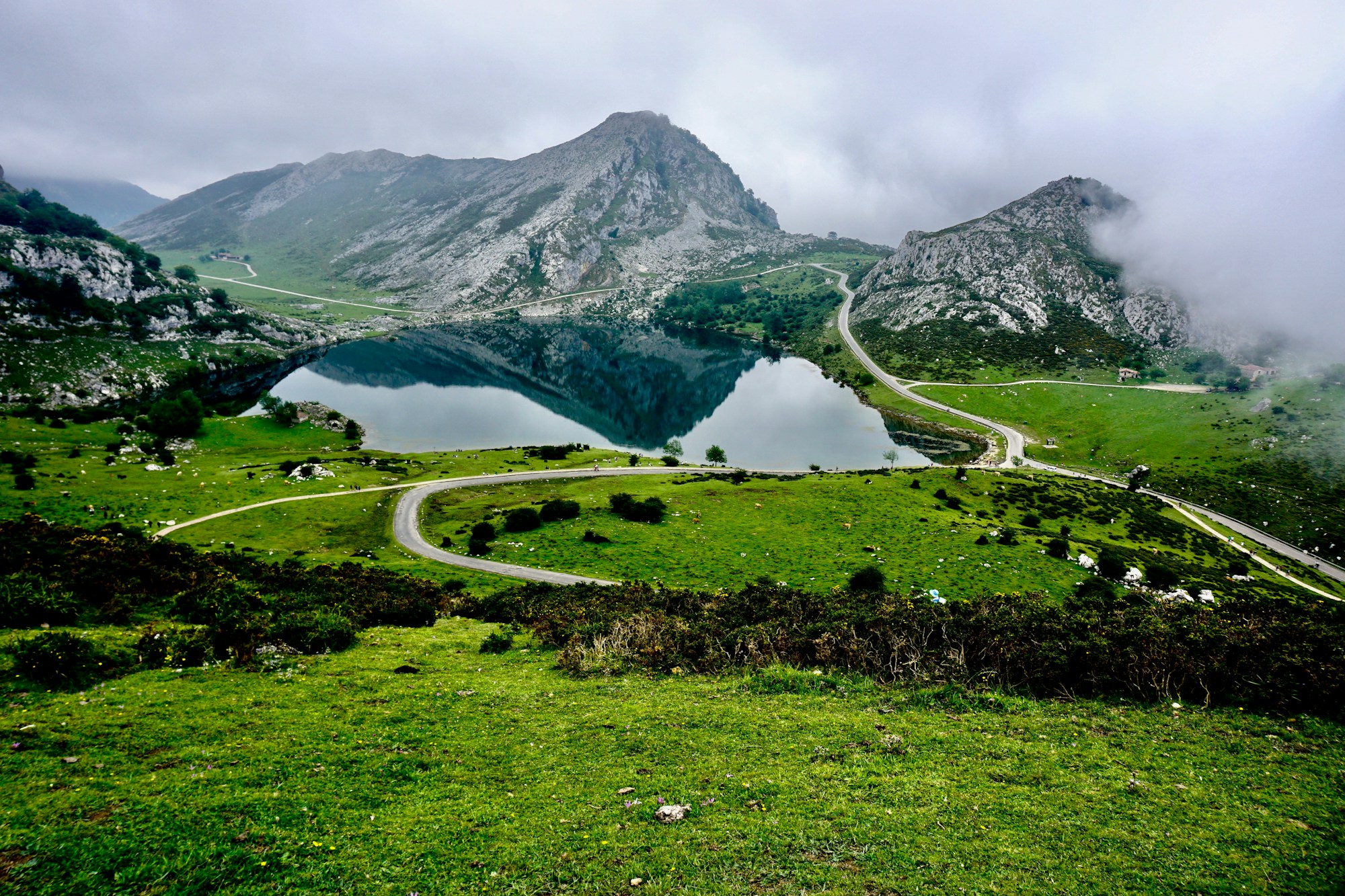 Un sommet des Picos de Europa se reflétant dans le lac Enol