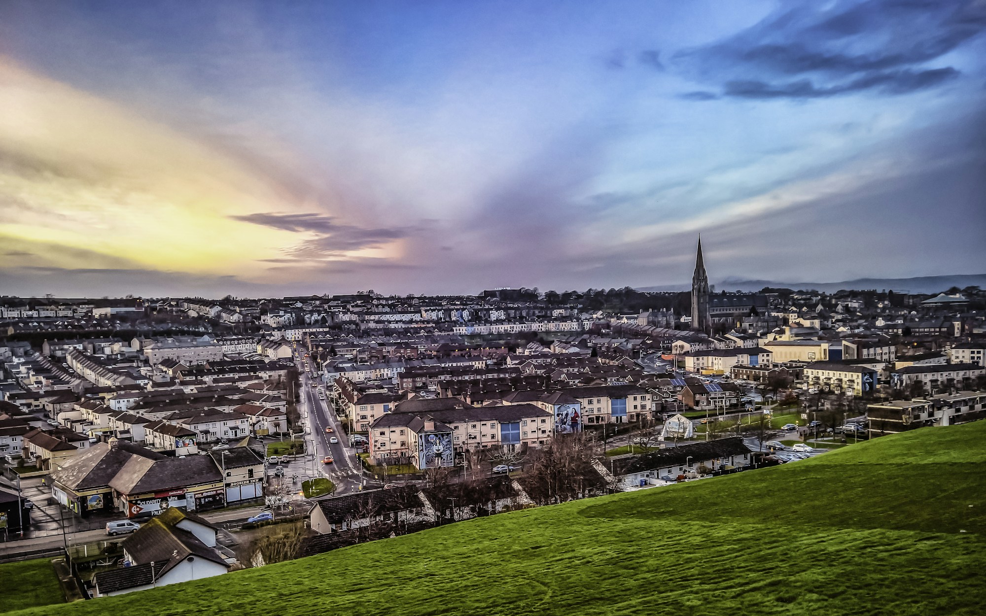 Vista dalle mura di Derry verso il Bogside e la cattedrale di St Eugene
