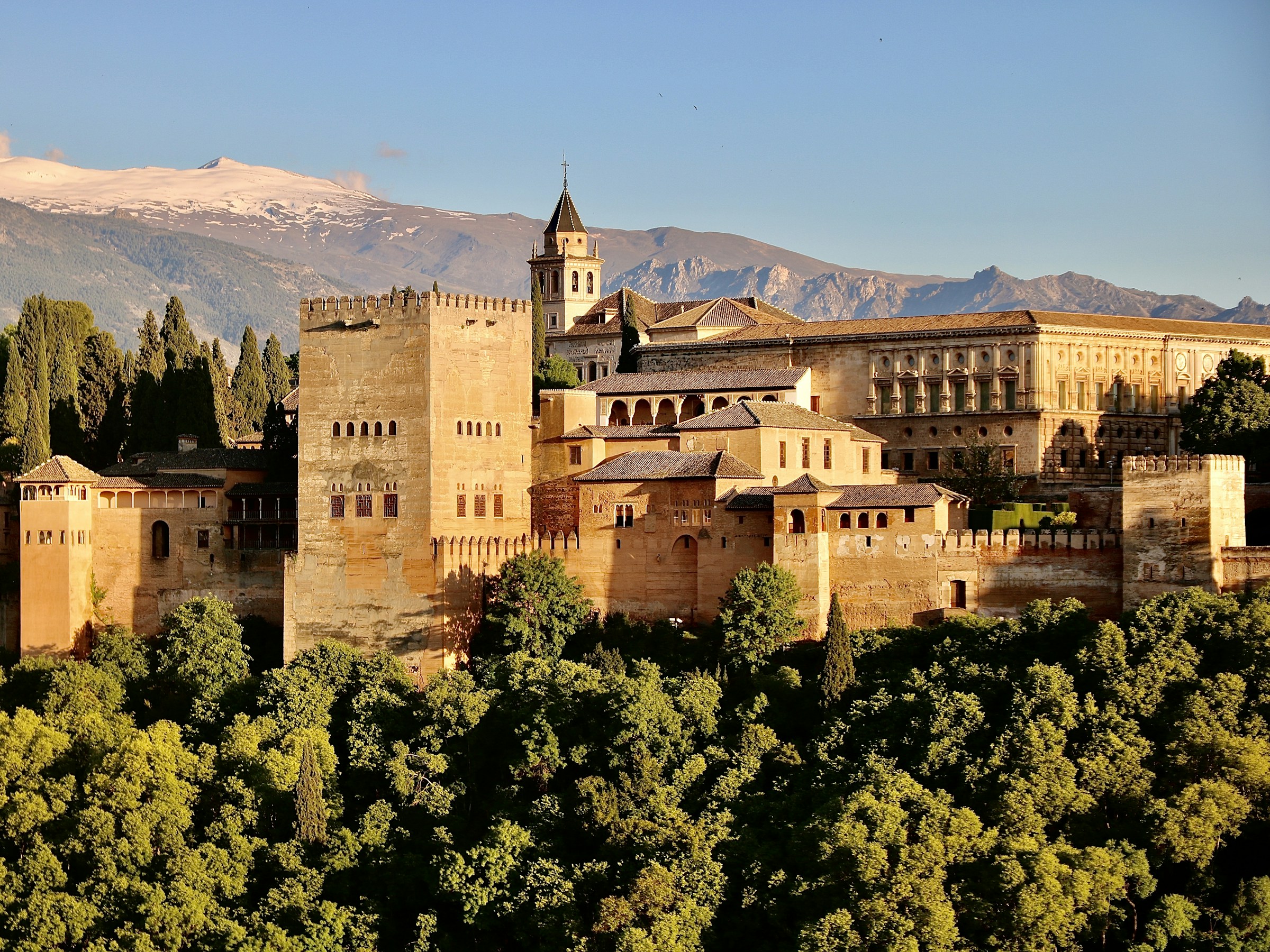 Die Alhambra von Granada, von der Stadt aus gesehen