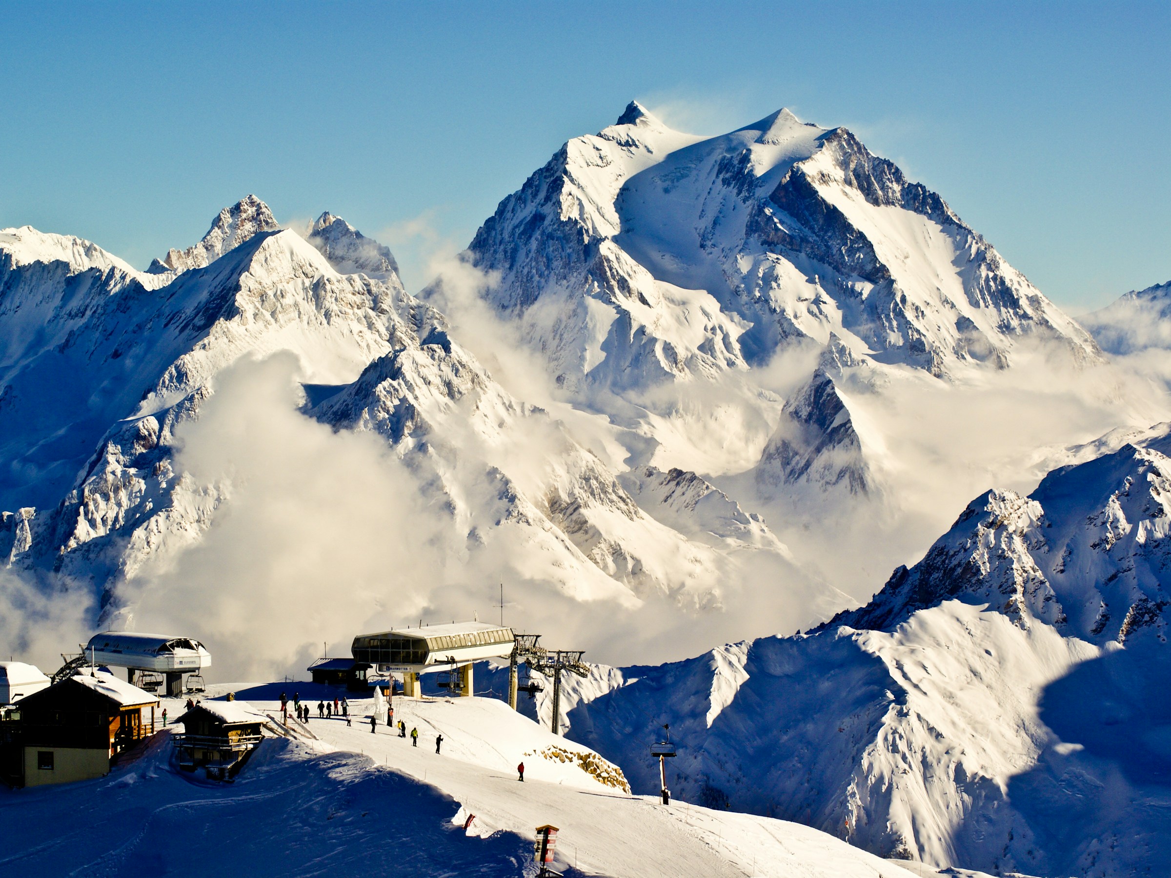 Verschneite Piste und Sessellift in Courchevel, erreichbar über Moûtiers